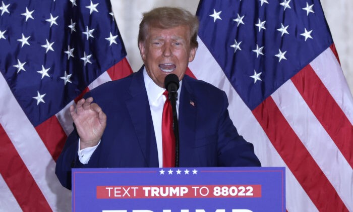 Бывший президент Дональд Трамп выступает на мероприятии в Мар-а-Лаго в Уэст-Палм-Бич, штат Флорида, 4 апреля 2023 года. (Alex Wong/Getty Images)
