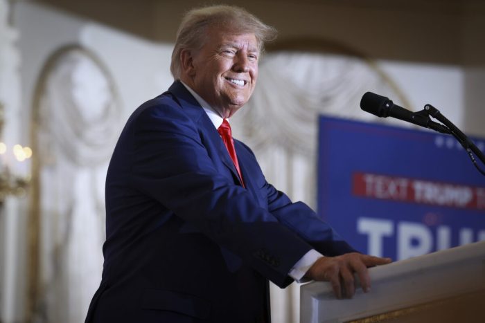 Бывший президент Дональд Трамп выступает на мероприятии в Мар-а-Лаго в Уэст-Палм-Бич, штат Флорида, 4 апреля 2023 года. (Joe Raedle/Getty Images)