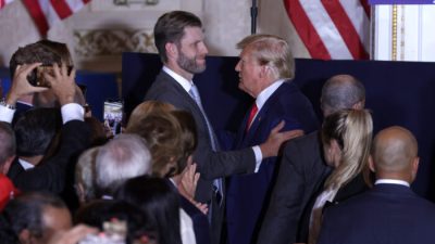 Бывший президент Дональд Трамп разговаривает с сыном Эриком Трампом во время мероприятия в Мар-а-Лаго в Уэст-Палм-Бич, штат Флорида, 4 апреля 2023 г. (Alex Wong/Getty Images)