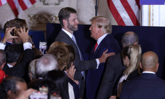Бывший президент Дональд Трамп разговаривает с сыном Эриком Трампом во время мероприятия в Мар-а-Лаго в Уэст-Палм-Бич, штат Флорида, 4 апреля 2023 г. (Alex Wong/Getty Images)