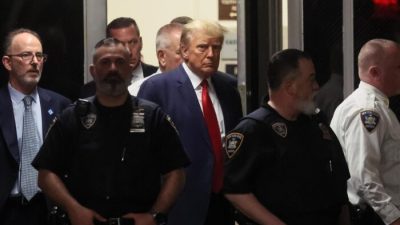 Бывший президент США Дональд Трамп прибывает в здание уголовного суда Манхэттена после предъявления ему обвинения большим жюри Манхэттена в Нью-Йорке, 4 апреля 2023 года. (Brendan McDermid/Reuters)