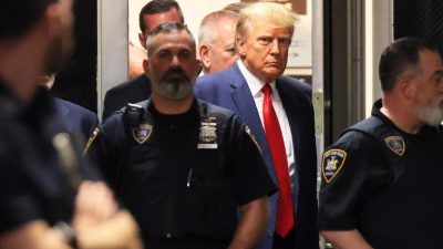 Бывший президент Дональд Трамп прибывает на слушание для предъявления обвинения в Верховный суд штата Нью-Йорк, Нью-Йорк, 4 апреля 2023 года. (Michael M. Santiago/Getty Images)