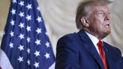 Экс-президент Дональд Трамп выступает в клубе Мар-а-Лаго в Палм-Бич, штат Флорида, 4 апреля 2023 г. (Joe Raedle/Getty Images)
