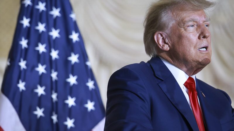 Экс-президент Дональд Трамп выступает в клубе Мар-а-Лаго в Палм-Бич, штат Флорида, 4 апреля 2023 г. (Joe Raedle/Getty Images)
