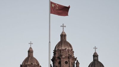 Китайский национальный флаг развевается перед церковью Святого Иосифа, также известной как католическая церковь Ванфуцзин, в Пекине 22 октября 2020 года. (GregBaker/AFP viaGettyImages)