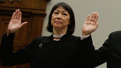 Кэрол Лам, бывший прокурор США в Южном округе Калифорнии, принимает присягу перед дачей показаний перед Судебным комитетом Палаты представителей США на Капитолийском холме в Вашингтоне 6 марта 2007 года. (Chip Somodevilla/Getty Images)