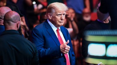 Бывший президент Дональд Трамп в суде в Манхэттенском уголовном суде в Нью-Йорке 4 апреля 2023 года. (Steven Hirsch/Pool/AFP via Getty Images)