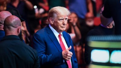 Бывший президент Дональд Трамп на мероприятии по смешанным единоборствам Ultimate Fighting Championship (UFC) 287 в Kaseya Center в Майами, 8 апреля 2023 года. (Chandan Khanna/AFP via Getty Images)
