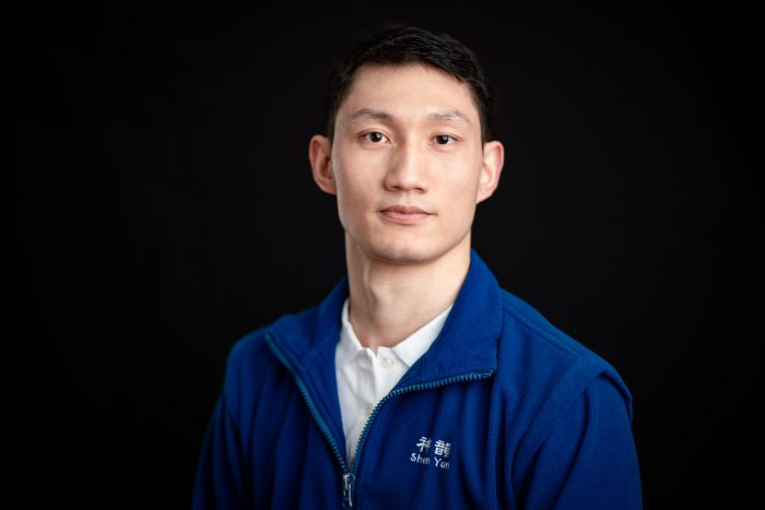 Стивен Ван, ведущий танцовщик Shen Yun, в своём доме в штате Нью-Йорк 31 марта 2023 года. (Samira Bouaou/The Epoch Times)
