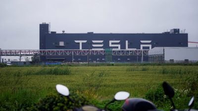 Вывеска Tesla на заводе в Шанхае 13 мая 2021 года. (AlySong/Reuters)