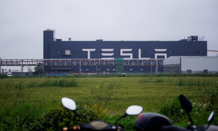 Знак Tesla на заводе в Шанхае, 13 мая 2021 года. (Aly Song/Reuters)
