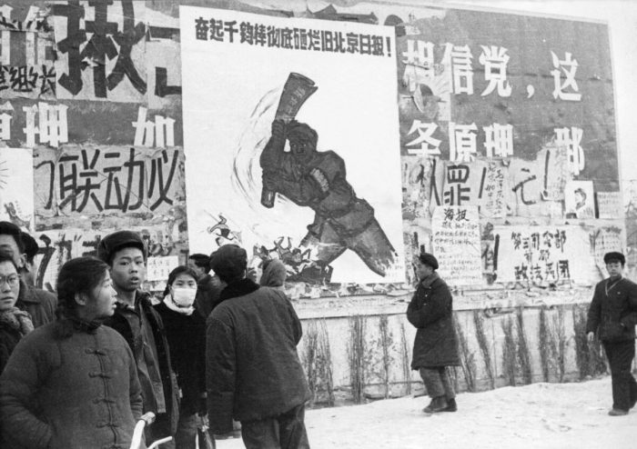 Китайская молодёжь у дацзыбао, революционных плакатов, в феврале 1967 года в центре Пекина во время «Великой культурной революции». Культурная революция началась в мае 1966 года в Пекинском университете, Мао стремился вернуть власть после провала «Большого скачка вперёд». (Vincent/AFP via Getty Images)