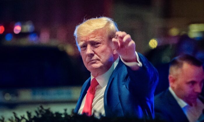 Трамп прибыл 13 апреля в офис генпрокурора Нью-Йорка для дачи показаний по гражданскому иску Бывший президент США Дональд Трамп прибывает в Trump Tower на следующий день после того, как агенты ФБР провели обыск в его доме Mar-a-Lago Palm Beach. Нью-Йорк, 9 августа 2022 года. (David 'Dee' Delgado/Reuters)