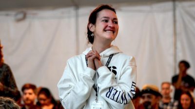 Молодая женщина улыбается во время службы по случаю евангелического христианского возрождения в Бейкерсфилде, Калифорния, 12 марта 2023 года. (AllanStein/TheEpochTimes)
