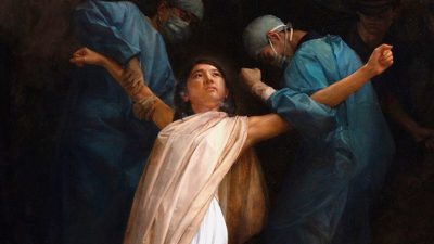 «У ученицы Фалунь Дафа насильственно извлекают органы», Хун Ю Чен. Картина была удостоена поощрительной премии на конкурсе 2019 г. и изображает момент, когда последовательницу Фалунь Дафа, находящуюся за свою веру в тюрьме Китая, насильно забирают врачи, чтобы извлечь её органы. (NTD International Figure Painting Competition)