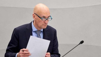 Министр общественного здравоохранения, социального обеспечения и спорта Нидерландов Эрнст Кейперс выступает во время дебатов по неотложной помощи в Палате представителей в Гааге 9 ноября 2022 года. (Phil Nijhuis/ANP/AFP via Getty Images)
