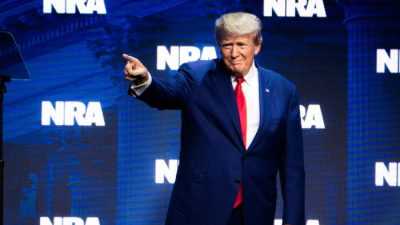 Бывший президент Дональд Дж. Трамп выступает в Национальной стрелковой ассоциации в Индианаполисе, штат Индиана, 14 апреля 2023 г. (Madalina Vasiliu/The Epoch Times)
