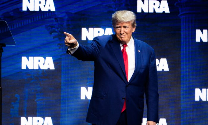 Бывший президент Дональд Дж. Трамп выступает в Национальной стрелковой ассоциации в Индианаполисе, штат Индиана, 14 апреля 2023 г. (Madalina Vasiliu/The Epoch Times)
