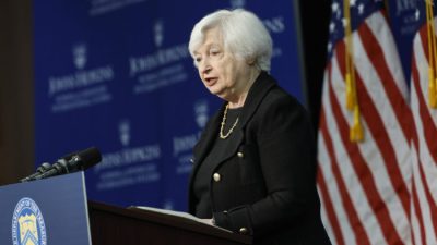 Министр финансов Джанет Йеллен выступает с речью в Школе перспективных международных исследований (SAIS) Университета Джона Хопкинса в Вашингтоне, 20 апреля 2023 г. (Anna Moneymaker/Getty Images)