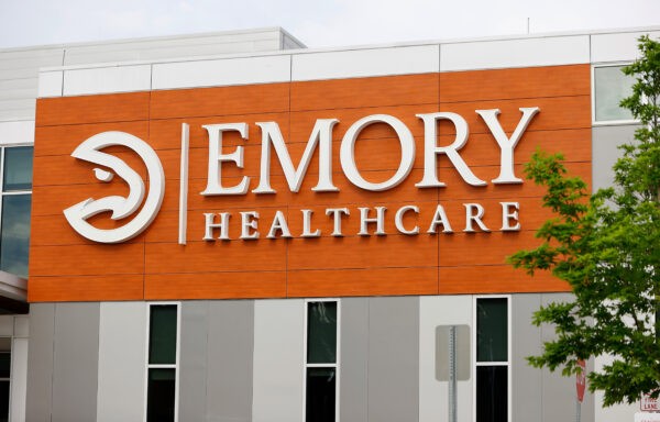 Здание медицинского центра Emory Healthcare в Атланте 28 апреля 2020 года. (Kevin C. Cox/Getty Images)