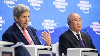 Посланник США по климату Джон Керри (слева) со специальным посланником Китая по климату Се Чжэньхуа во время ежегодного собрания Всемирного экономического форума в Давосе, 24 мая 2022 года. (Fabrice Coffrini/AFP via Getty Images)
