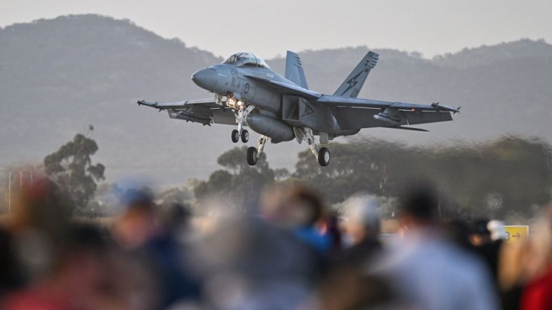 Истребитель F-18 Королевских ВВС Австралии приземляется в аэропорту Авалон в Джилонге 3 марта 2023 года. (Paul Crock/AFP via Getty Images)
