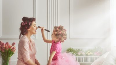 Часто мамам приходится заботиться обо всём и обо всех, кроме себя. Обязательно сделайте шаг назад и сделайте что-то особенное и для себя. (Yuganov Konstantin/Shutterstock)