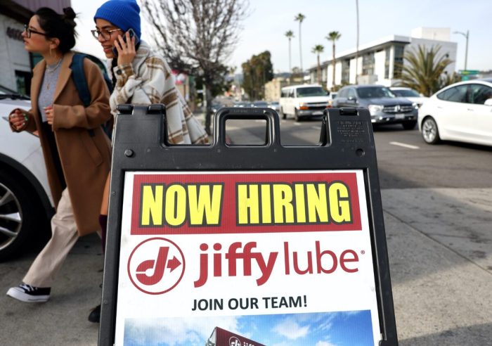 Табличка NowHiring («Вакансии») возле офиса JiffyLube в Лос-Анджелесе, Калифорния, 2 февраля 2023 г. (Фото MarioTama/Getty Images)
