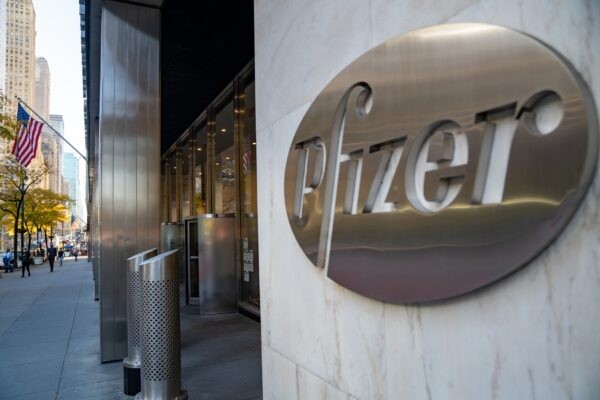 Штаб-квартира Pfizer в Нью-Йорке на изображении из файла. (David Dee Delgado/Getty Images)