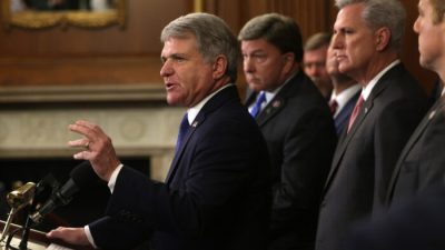 Член палаты представителей США Майкл Маккол (республиканец от Техаса) выступает в то время, как лидер меньшинства в Палате представителей Кевин Маккарти (республиканец от Калифорнии) и ветераны вооружённых сил Палаты представителей-республиканцев слушают пресс-конференцию в зале Рэйберн Капитолия США в Вашингтоне, август. 31 ноября 2021 г. (Alex Wong/Getty Images)
