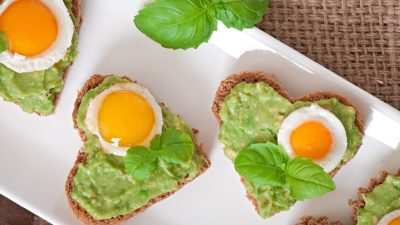 Продукты, богатые магнием, включают тёмную листовую зелень, орехи и семена, фасоль и бобовые, авокадо. (Chatham172/Shutterstock)
