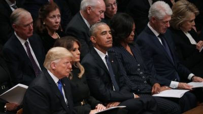 Дональд Трамп, Мелания Трамп, Барак Обама, Мишель Обама, Билл Клинтон, Хиллари Клинтон (1-й ряд слева направо) в Национальном соборе в Вашингтоне, 5 декабря 2018 г. (Chip Somodevilla/Getty Images)
