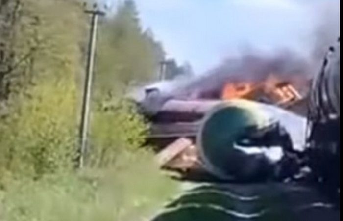 В Брянской области из-за взрыва с рельсов сошёл поезд с нефтепродуктами (видео) пожар, поезд, взрыв