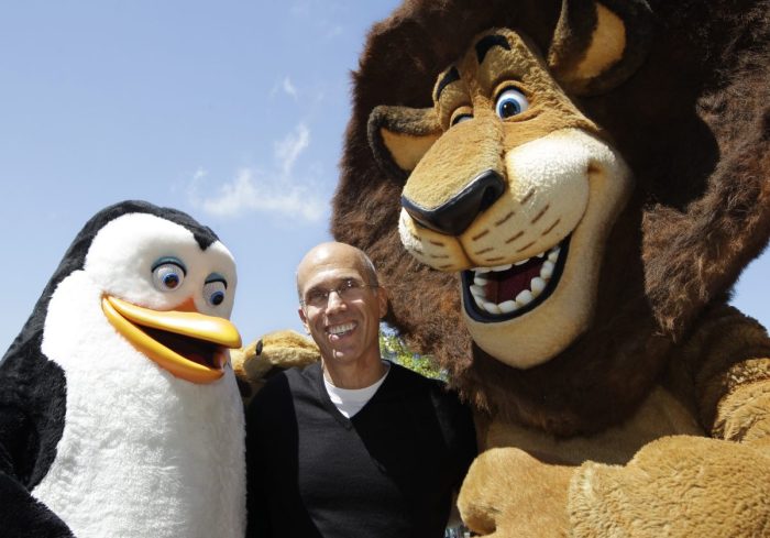 Генеральный директор DreamWorks Animation Джеффри Катценберг (в центре) играет с персонажами из Мадагаскара, львом Алексом (справа) и пингвином Ковальски (слева) во время новаторского открытия студии DreamWorks в Редвуд-Сити, Калифорния, 19 июля 2012 года, фотография из архива. (AP Photo/Paul Sakuma)