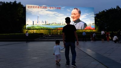 Плакат с изображением бывшего лидера Китая Дэн Сяопина в Шэньчжэне в южной китайской провинции Гуандун 8 ноября 2018 года. (Wang Zhao/AFP via Getty Images)