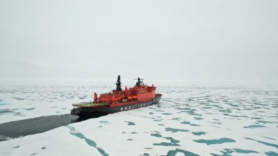 Российский атомный ледокол «50 лет Победы» на Северном полюсе 18 августа 2021 года. (Ekaterina Anisimova/AFP via Getty Images)
