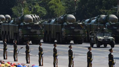 Машины с противокорабельными баллистическими ракетами средней дальности DF-21D участвуют в военном параде на площади Тяньаньмэнь в Пекине 3 сентября 2015 года, посвящённом 70-летию Победы над Японией и окончания Второй мировой войны. Китай начал масштабную военную церемонию 3 сентября, поскольку основные западные лидеры не участвовали в ней. (GREG BAKER/AFP via Getty Images)