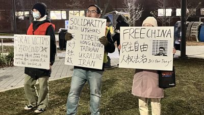 Сотни протестующих собираются, чтобы призвать Пекин к ответу за драконовскую политику «ноль-COVID» и жестокое преследование религиозных и этнических меньшинств 3 декабря 2022 года. (The Epoch Times)
