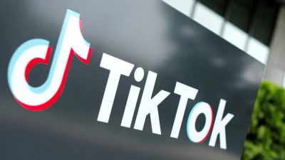 Логотип TikTok возле головного офиса компании в США в Калвер-Сити, Калифорния, 15 сентября 2020 года. (Mike Blake/Reuters)