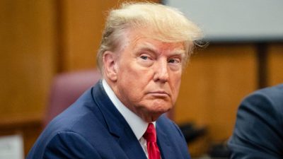 Бывший президент Дональд Трамп появляется в суде в Манхэттенском уголовном суде в Нью-Йорке 4 апреля 2023 года. (Steven Hirsch/Pool/AFP via Getty Images)
