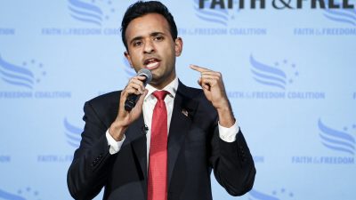 Кандидат в президенты от республиканцев Вивек Рамасвами выступает перед Коалицией «Вера и свобода Айовы» в Клайве, штат Айова, 22 апреля 2023 г. (Madalina Vasiliu/The Epoch Times)
