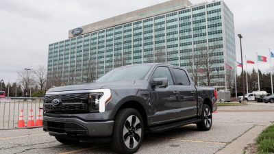 Модель абсолютно нового электрического пикапа Ford F-150 Lightning припаркована перед зданием всемирной штаб-квартиры Ford Motor Company в Дирборне, штат Мичиган, 26 апреля 2022 года. (Rebecca Cook/Reuters)