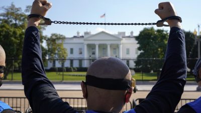 Член Американской ассоциации уйгуров проводит митинг перед Белым домом в четверг, 1 октября 2020 г., после марша с Капитолийского холма в Вашингтоне в поддержку Закона о предотвращении уйгурского принудительного труда, который был принят Палатой представителей. Законопроект запрещает некоторые виды импорта из Синьцзяна и налагает санкции за нарушения прав человека. (Jacquelyn Martin/AP Photo)