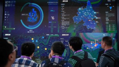 Искусственный интеллект на экране на 14-й Китайской международной выставке общественной безопасности в Китайском международном выставочном центре в Пекине,24 октября 2018 года. (NICOLAS ASFOURI/AFP via Getty Images)