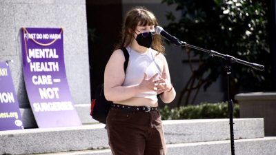 Лейла Джейн выступает на митинге в честь Дня информирования о депереходе в Капитолии штата Сакраменто 10 марта 2023 года. (Courtesy of Pamela Garfield-Jaeger)