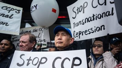 Китайский диссидент Ван Юнхун на митинге перед зданием Американской ассоциации «Чанлэ», посвящённом транснациональным репрессиям Пекина, в Нью-Йорке 25 февраля 2023 года. В здании ассоциации расположен ныне закрытый полицейский участок по делам зарубежных китайцев. (Samira Bouaou/The Epoch Times)