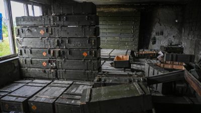 Брошенные ящики с боеприпасами на окраине Изюма, Харьковская область, восточная Украина, 14 сентября 2022 года. (Juan Barreto/AFP via Getty Images)
