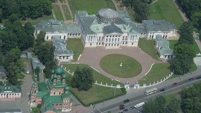 Вид на усадьбу графа Шереметьева со смотровой площадки Останкинской телебашни. (Фото: wikipedia.org. Общественное достояние)