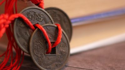 Китайские медные монеты символизируют способ ведения бизнеса, основанный на честности и порядочности. (Image: Olga Sabirjanova via Dreamstime)