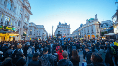 Жители Гонконга в Англии приняли участие в совместном митинге, посвящённом Дню сопротивления компартии Китая, в знак протеста против применения ей закона о национальной безопасности в Гонконге. Лондон 1 октября 2021 г. (Jenna/The Epoch Times)
